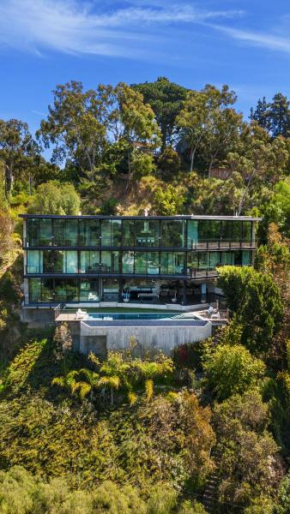 Architectural Masterpiece With Panoramic Views
